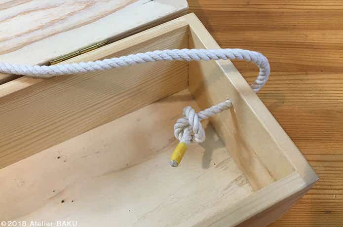 木製BOX、穴に通して玉結びをしたロープ