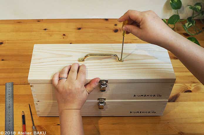 木製BOX2段、真鍮の取っ手を取り付ける手、ドライバー