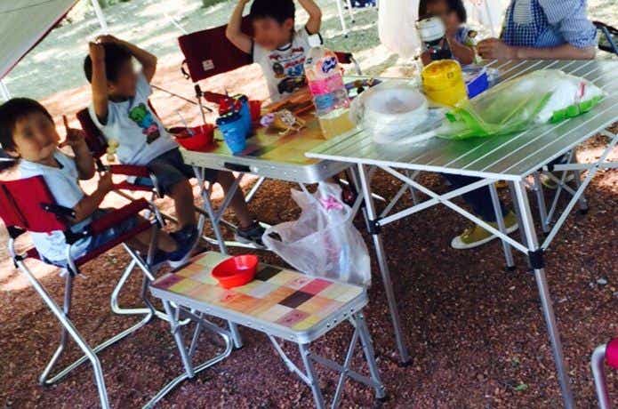 子ども四人と大人、フォールディングチェア、テーブル