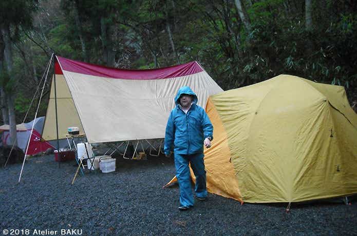 雨キャンプ、テント、タープ、雨具を着た人