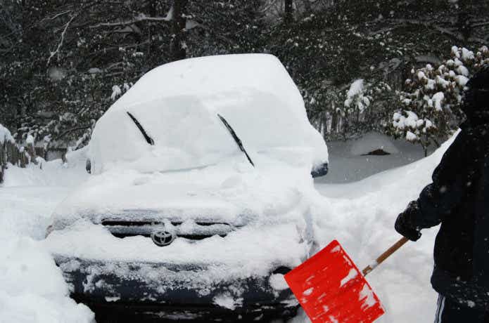 雪のに埋もれた車