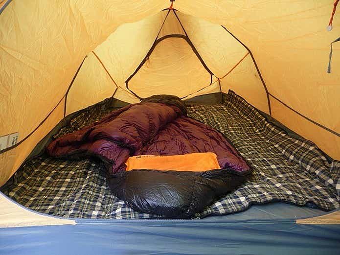 テントの中にある寝袋