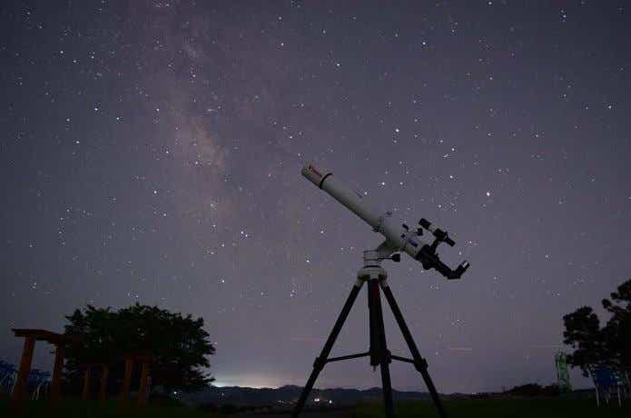 星空を見上げる天体望遠鏡