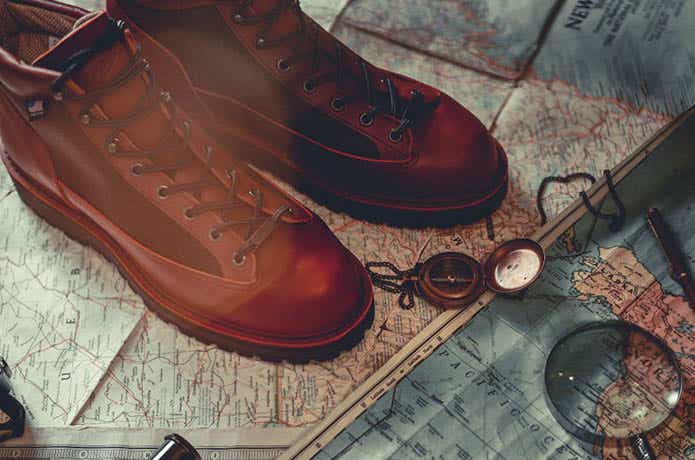 茶色のブーツがと懐中時計　虫眼鏡と世界地図