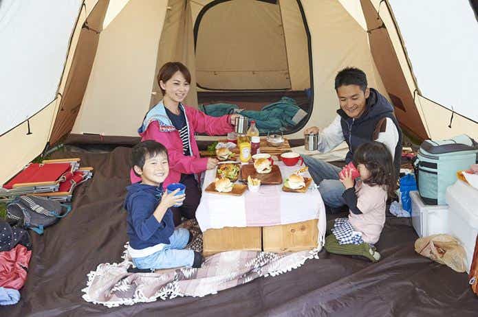 テントの中で食事をする家族