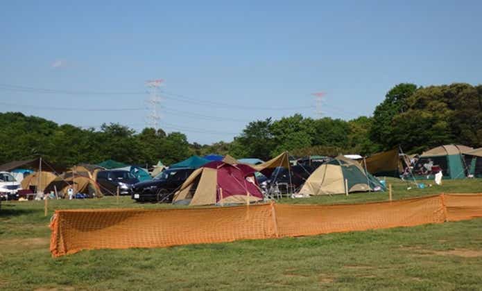 色々なテントが建つキャンプ場