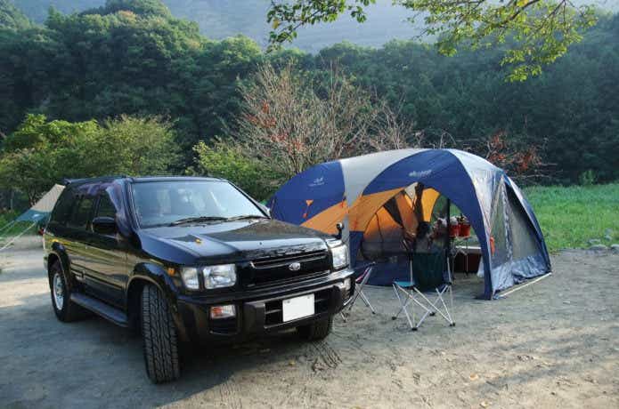 キャンプ　車とテント