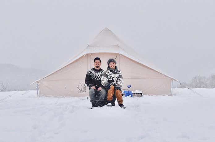 冬キャンプ　ノルディスクのテントとその前に座る男女
