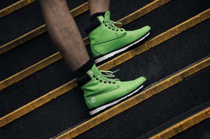 ティンバーランドのブーツ緑を履く男性