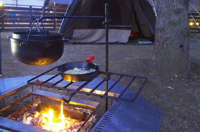 焚き火ハンガーで焚き火料理の様子
