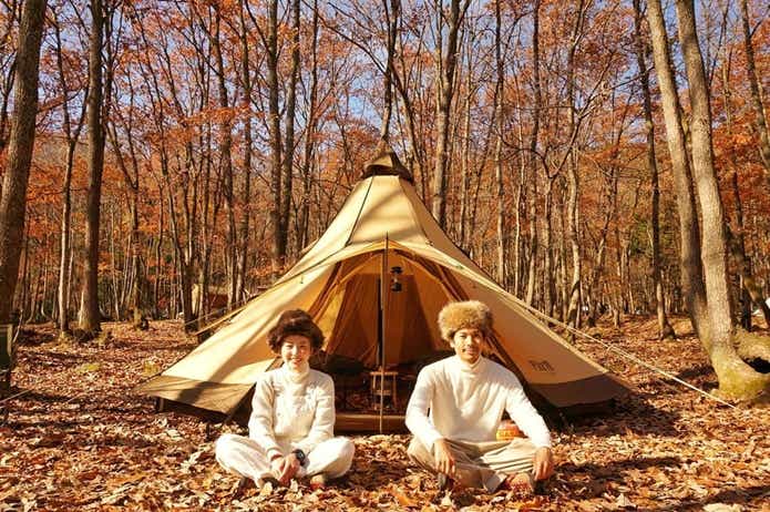 秋キャンプを楽しむ男女