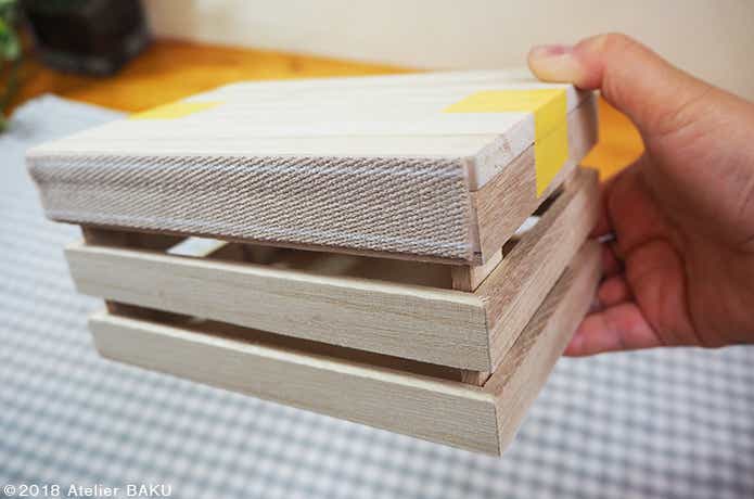 木箱に平織りテープを貼り付ける