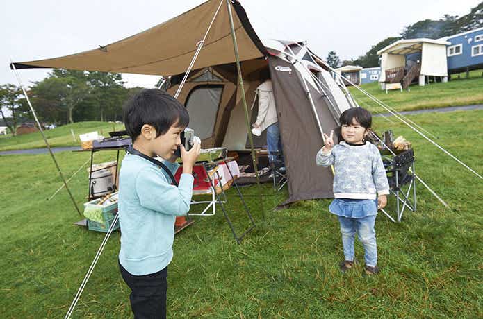 キャンプで写真を撮る子供達