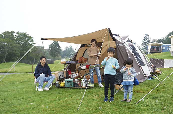 キャンプを楽しむ家族