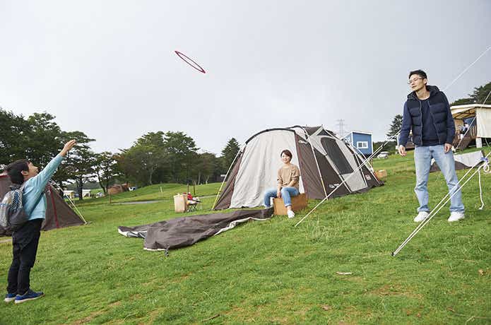 テント設営とその前で遊ぶ親子