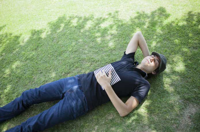 芝生に寝転ぶ人