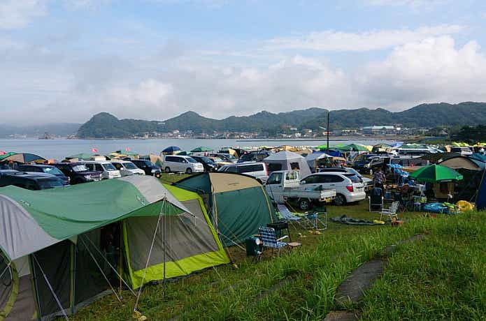 マリンスポーツ客が押し寄せる多田良北浜海岸キャンプ場