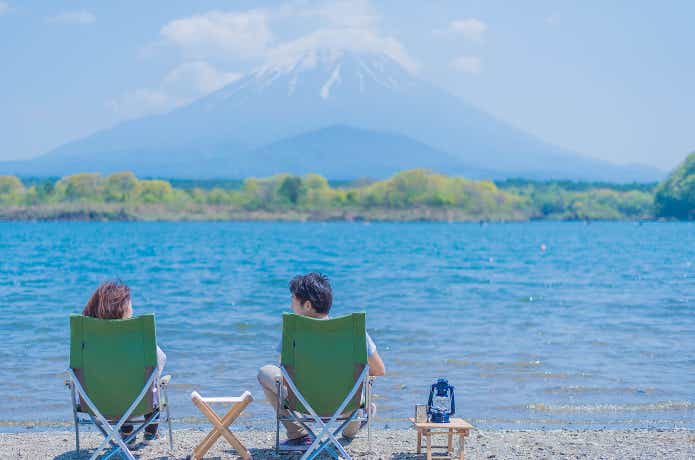 富士山を眺める男女