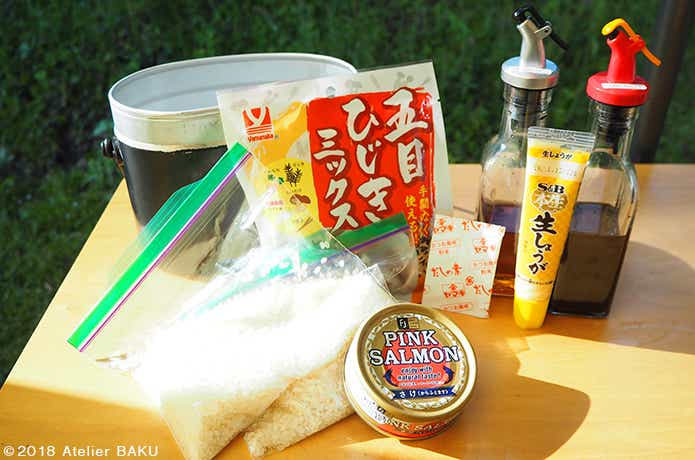 サーモン缶、五目ひじきミックス、米、だしの素、チューブ生姜、醤油、飯盒