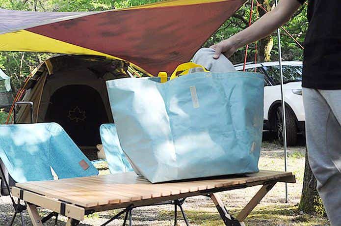テントや寝袋・車への臭い移りを防ぐために脱いで袋に収納する様子