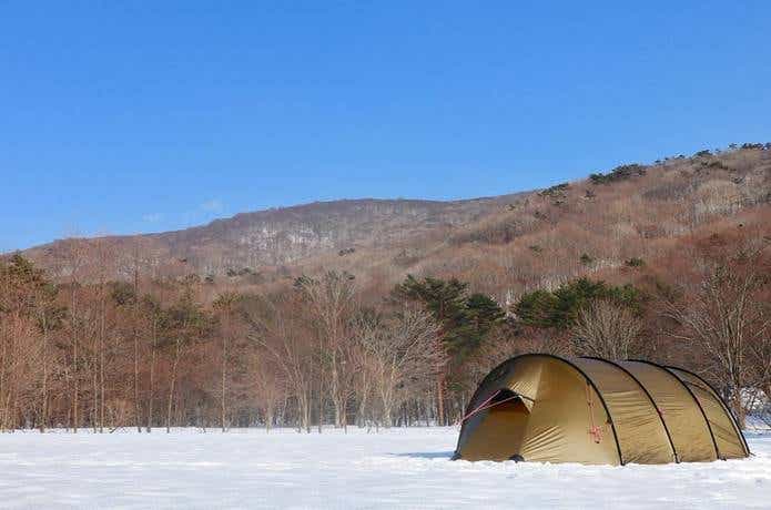 雪の降るキャンプ場とテント