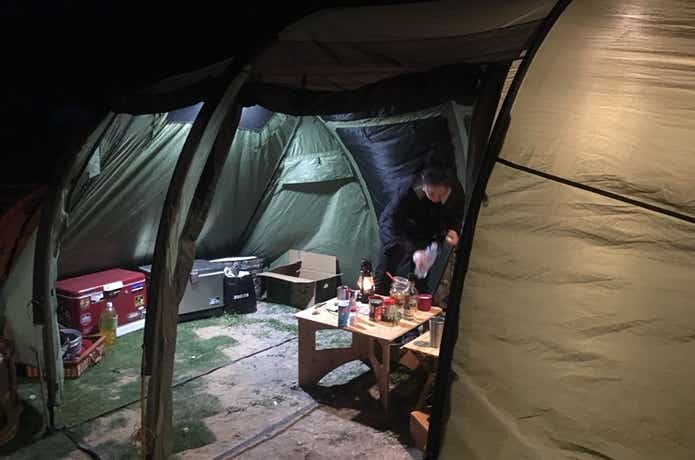 ルーメナーで夜間キャンプする男性