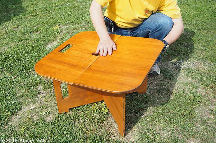 ローテーブルを組み立てる人
