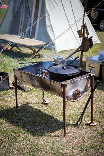直火禁止のキャンプ場での調理例　ハイ・ローの2段階式スタンド