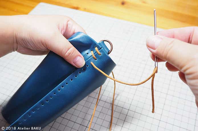 Dカンを綴じつける、毛糸針、糸