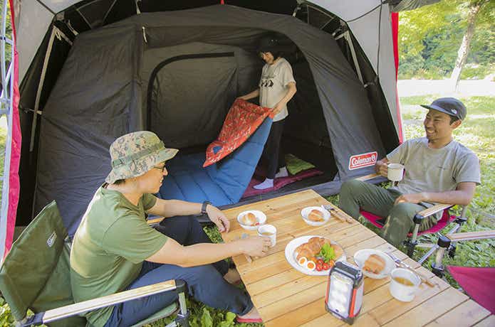 ダークルーム　屋外で食事