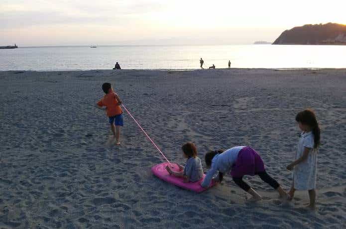 砂浜に子供たち