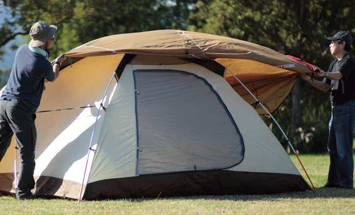 4本のフレームで建てる自立式テント