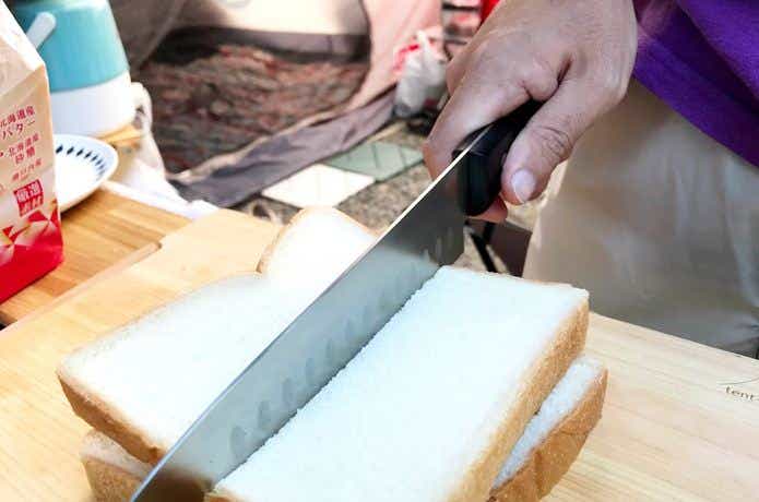 ユニフレームの「ギザ刃牛刀」　パン