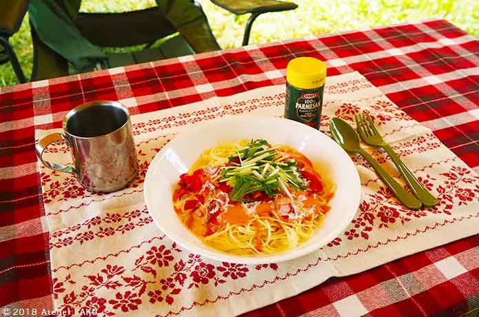 フルーツトマトの冷製カッペリーニ、盛り付け例、キャンプテーブル、チェア