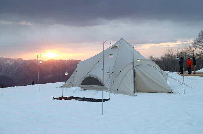 雪上でのキャンプ