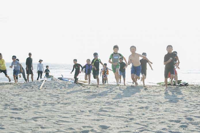 浜辺で走る子供たち