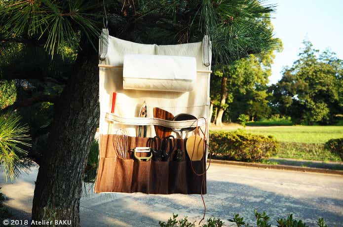芝生広場、松の木、キッチンツール用ロールケース