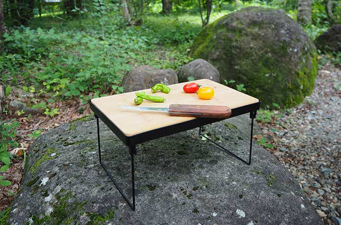 林の中のまな板テーブル、ししとう、プチトマト、ナイフ