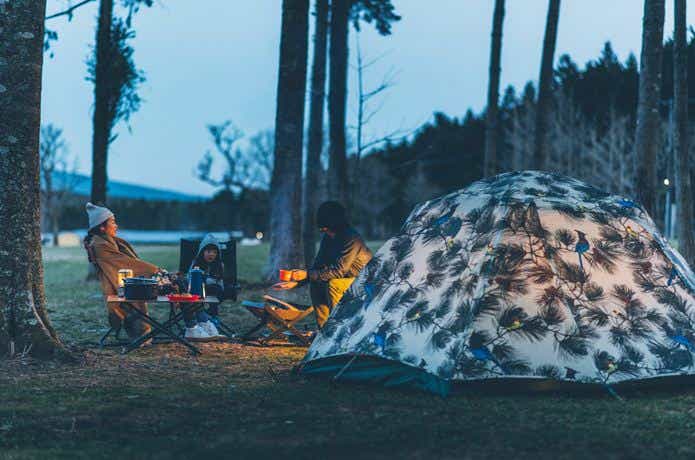 テント　夜にキャンプ