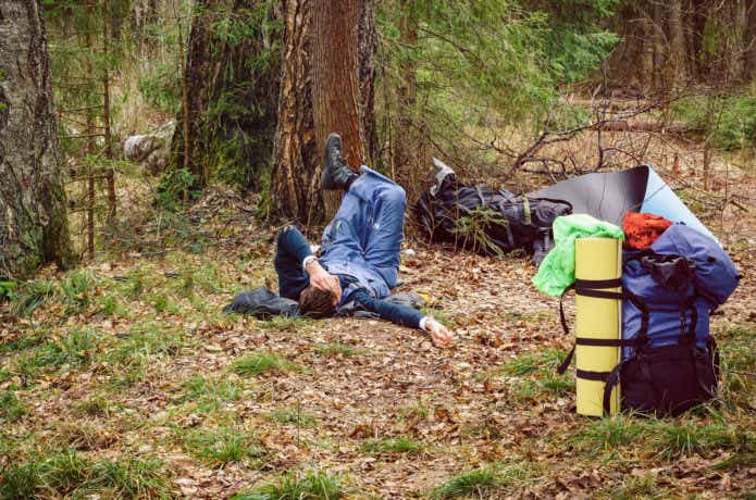 森で寝転ぶ男性