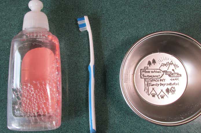シェラカップ、歯ブラシ、食器用洗剤