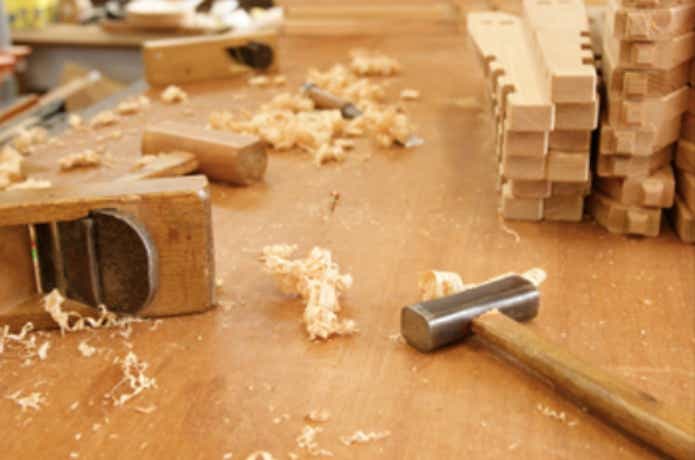 木材、削りカス、金づち