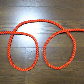 ロープ、輪を２つ作る