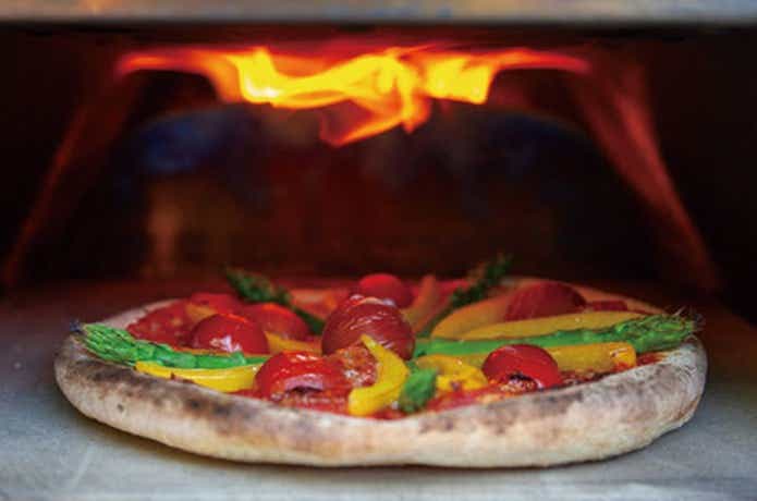 本格ピザ窯「KABUTO」でピザ