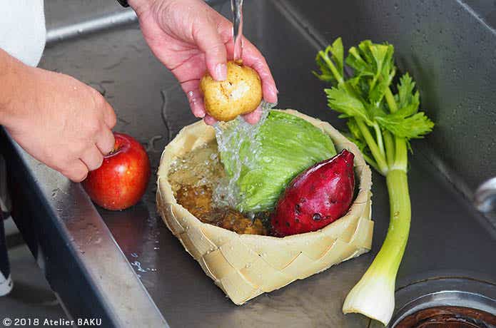ベルメゾン　ラウンド型収納かごTimbを使って野菜を洗い収納する様子