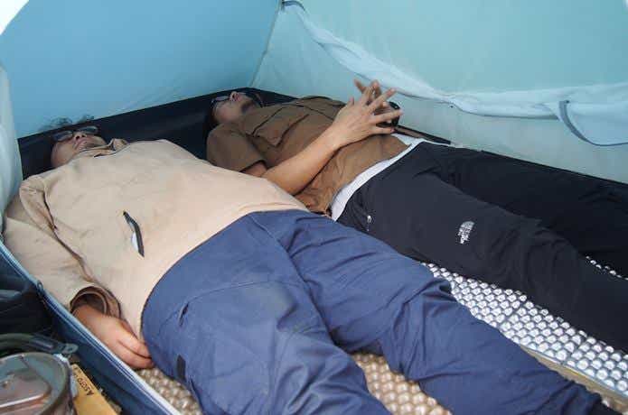 クロノスドームに寝る男性2人