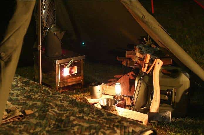 燃料タンク　暖炉のあるテント内