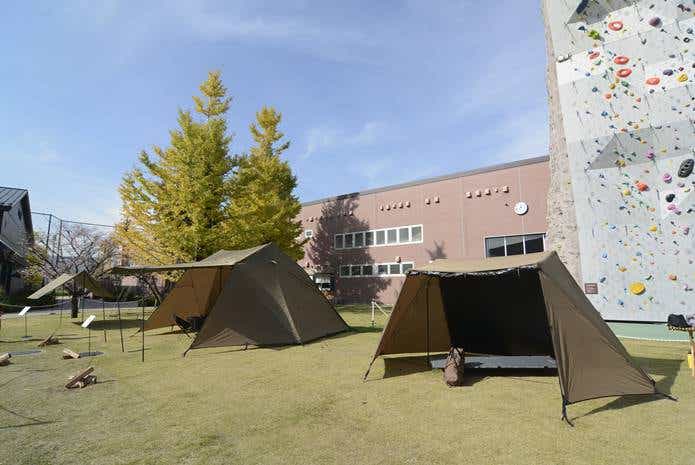 昭島アウトドアヴィレッジにヘリノックスのテントが展示されている様子