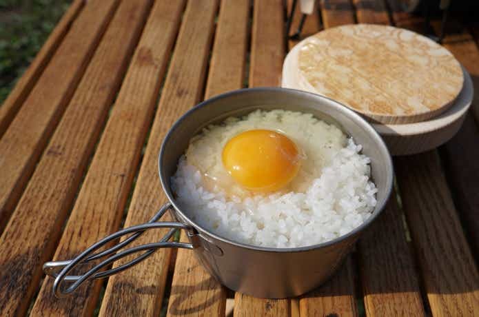 OLD MAOUNTAINの「OKAMADON（おかまどん）」で炊いたお米に卵を乗せた様子