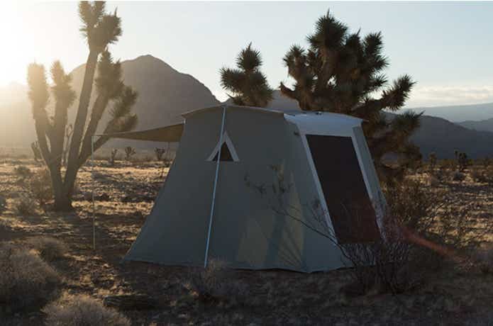 砂漠に建つ　ロッジ型テント　カーカムス「ハイライン スプリングバーテント6」